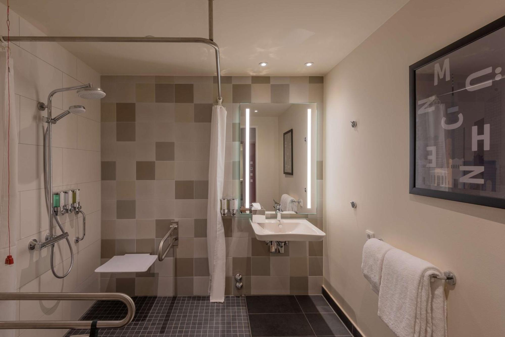 Hampton By Hilton Munich City North Exterior photo